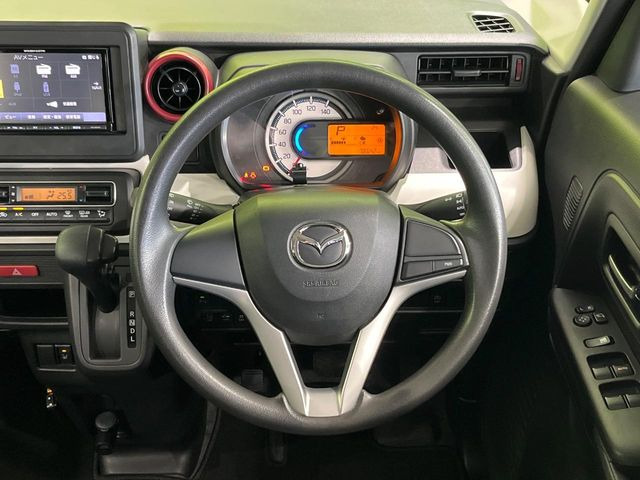 �C���e���A�ɍ��킹���f�U�C���̃X�e�A�����O�́A�^�]�������̂��Ƃ��l���A�^�]���₷���`��A�傫���ł��B�����x�A���ۂɐG���Ă��m���߂��������B