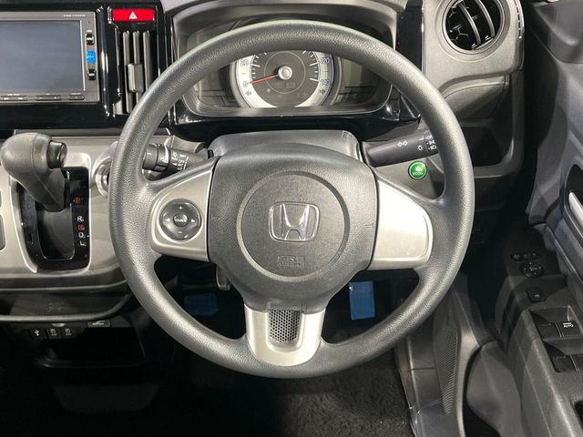 �C���e���A�ɍ��킹���f�U�C���̃X�e�A�����O�́A�^�]�������̂��Ƃ��l���A�^�]���₷���`��A�傫���ł��B�����x�A���ۂɐG���Ă��m���߂��������B