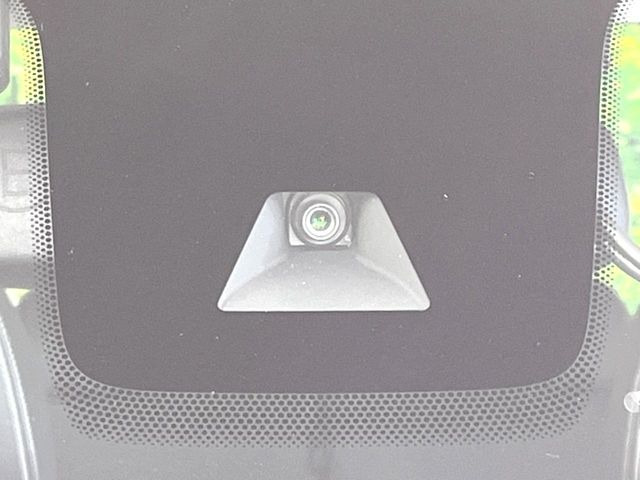 【三菱e-Assist】走行中に前方の車両等を認識し、衝突しそうな時は警報とブレーキで衝突回避と被害軽減をアシスト。より安全にドライブをお楽しみいただけます。