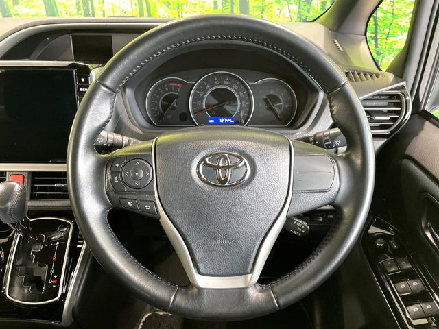 �C���e���A�ɍ��킹���f�U�C���̃X�e�A�����O�́A�^�]�������̂��Ƃ��l���A�^�]���₷���`��A�傫���ł��B�����x�A���ۂɐG���Ă��m���߂��������B