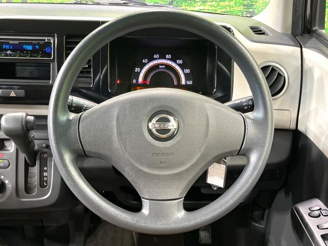 �C���e���A�ɍ��킹���f�U�C���̃X�e�A�����O�́A�^�]�������̂��Ƃ��l���A�^�]���₷���`��A�傫���ł��B�����x�A���ۂɐG���Ă��m���߂��������B