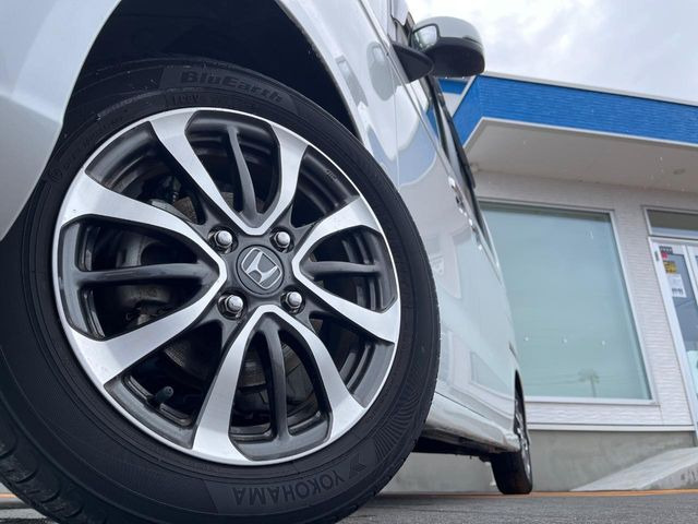 �y����14�C���`�A���~�z�C�[���z�O�ςɃ}�b�`���������A���~�z�C�[���𑕒����Ă���܂��B�e��ЊO�A���~�z�C�[����A�X�^�b�h���X�^�C�����戵�����Ă���܂��B���񂲑��k����������
