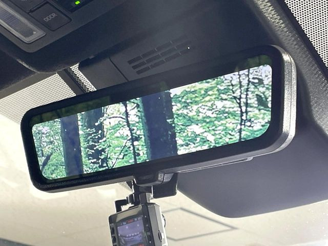 【デジタルインナーミラー】後席の大きな荷物や同乗者で後方が確認しづらい時でも安心!カメラが撮影した車両後方の映像をルームミラー内に表示。クリアな視界で状況の確認が可能です!