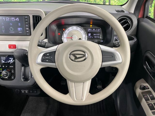 �C���e���A�ɍ��킹���f�U�C���̃X�e�A�����O�́A�^�]�������̂��Ƃ��l���A�^�]���₷���`��A�傫���ł��B�����x�A���ۂɐG���Ă��m���߂��������B
