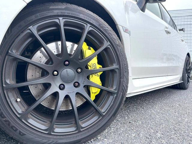 �y18�C���`�A���~�z�C�[���z�O�ςɃ}�b�`�����A���~�z�C�[���𑕒����Ă���܂��B�e��A���~�z�C�[����A�X�^�b�h���X�^�C�����戵�����Ă���܂��B���񂲑��k����������
