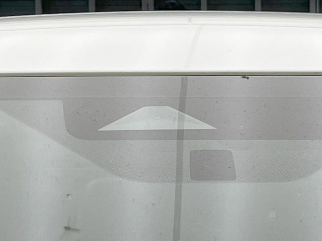 【三菱e-Assist】走行中に前方の車両等を認識し、衝突しそうな時は警報とブレーキで衝突回避と被害軽減をアシスト。より安全にドライブをお楽しみいただけます。
