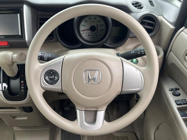 �C���e���A�ɍ��킹���f�U�C���̃X�e�A�����O�́A�^�]�������̂��Ƃ��l���A�^�]���₷���`��A�傫���ł��B�����x�A���ۂɐG���Ă��m���߂��������B