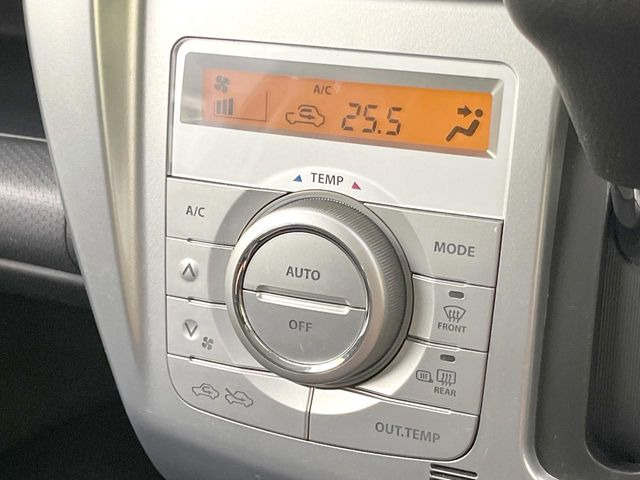 【オートエアコン】一度お好みの温度に設定すれば、車内の温度を検知し風量や温度を自動で調整。暑い&hellip;寒い&hellip;と何度もスイッチ操作をする必要はありません。快適な車内空間には必須の機能ですね♪