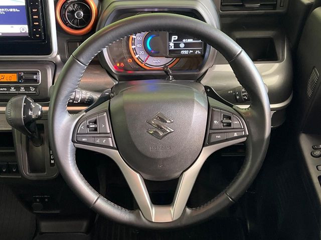 �C���e���A�ɍ��킹���f�U�C���̃X�e�A�����O�́A�^�]�������̂��Ƃ��l���A�^�]���₷���`��A�傫���ł��B�����x�A���ۂɐG���Ă��m���߂��������B