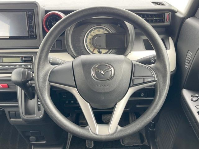 �C���e���A�ɍ��킹���f�U�C���̃X�e�A�����O�́A�^�]�������̂��Ƃ��l���A�^�]���₷���`��A�傫���ł��B�����x�A���ۂɐG���Ă��m���߂��������B
