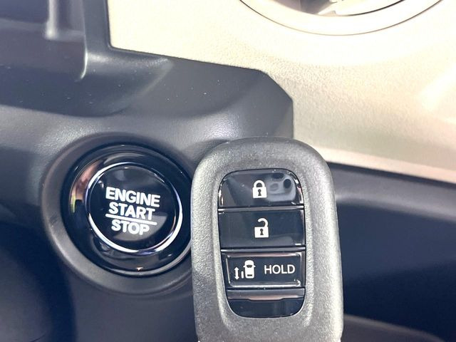 �yHonda�X�}�[�g�L�[�z�J�o����|�P�b�g�ɓ��ꂽ�܂܂ł��h�A�̎{���E�������\�ȃX�}�[�g�L�[�𑕔��B�G���W���̃I���E�I�t�����J�M�����o���K�v����������Ƃ��Ă��֗��ł���