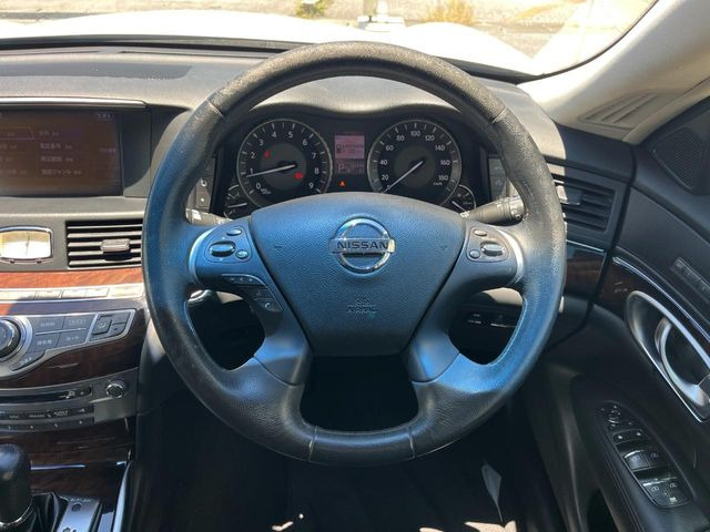 �C���e���A�ɍ��킹���f�U�C���̃X�e�A�����O�́A�^�]�������̂��Ƃ��l���A�^�]���₷���`��A�傫���ł��B�����x�A���ۂɐG���Ă��m���߂��������B