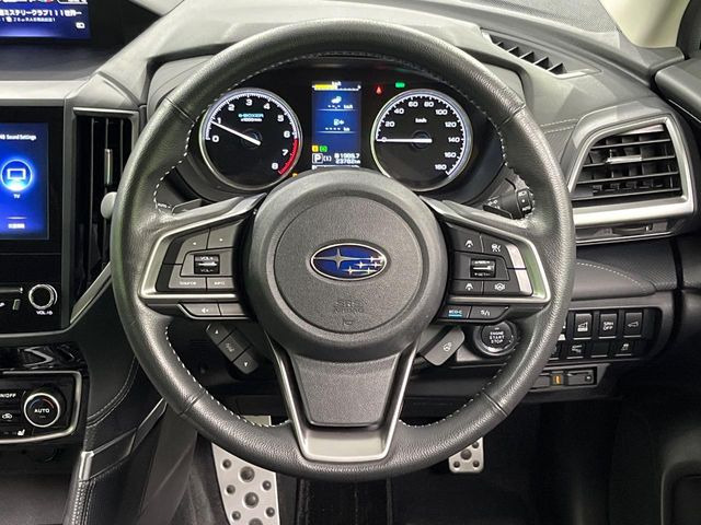 �C���e���A�ɍ��킹���f�U�C���̃X�e�A�����O�́A�^�]�������̂��Ƃ��l���A�^�]���₷���`��A�傫���ł��B�����x�A���ۂɐG���Ă��m���߂��������B