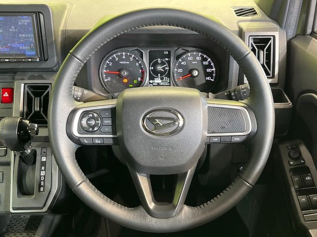 【純正革巻きステアリング】上質な革を使用することで、手にしっかり馴染みとても運転しやすいハンドルです♪