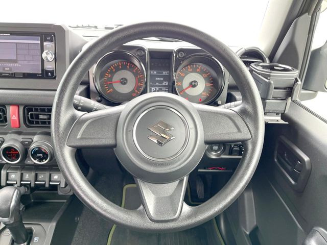 �C���e���A�ɍ��킹���f�U�C���̃X�e�A�����O�́A�^�]�������̂��Ƃ��l���A�^�]���₷���`��A�傫���ł��B�����x�A���ۂɐG���Ă��m���߂��������B