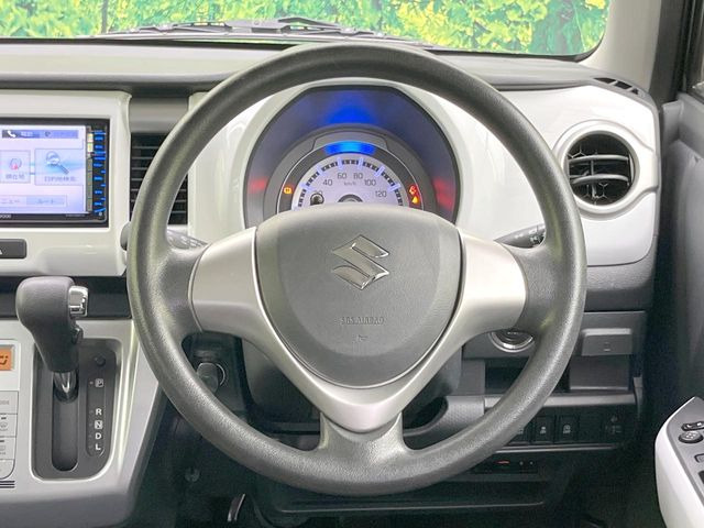 インテリアに合わせたデザインのステアリングは、運転される方のことも考え、運転しやすい形状、大きさです。是非一度、実際に触ってお確かめください。