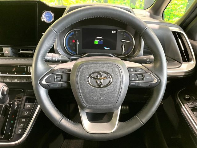 �C���e���A�ɍ��킹���f�U�C���̃X�e�A�����O�́A�^�]�������̂��Ƃ��l���A�^�]���₷���`��A�傫���ł��B�����x�A���ۂɐG���Ă��m���߂��������B