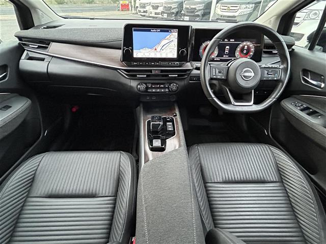 ノートオーラ1.2 G FOUR レザーエディション 4WD