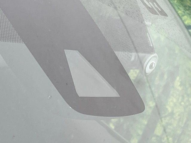 【トヨタセーフティセンス】走行中に前方の車両等を認識し、衝突しそうな時は警報とブレーキで衝突回避と被害軽減をアシスト。より安全にドライブをお楽しみいただけます。