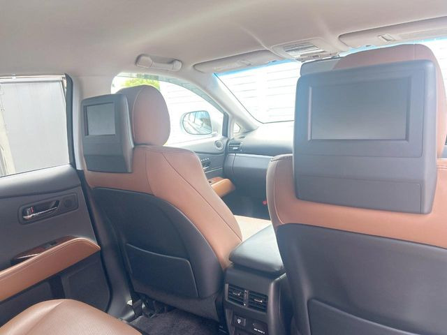 �y�����G���^�[�e�C�������g�V�X�e���z��Ȃɂ�����̕����喞���́A�l�C���[�J�[�I�v�V�����𑕔��B��p�̉����V�X�e���ƁA���ʂ̃��j�^�[�ňړ�����DVD�������y���݂��������܂��B