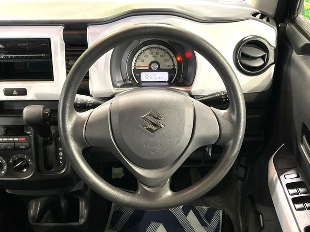 �C���e���A�ɍ��킹���f�U�C���̃X�e�A�����O�́A�^�]�������̂��Ƃ��l���A�^�]���₷���`��A�傫���ł��B�����x�A���ۂɐG���Ă��m���߂��������B