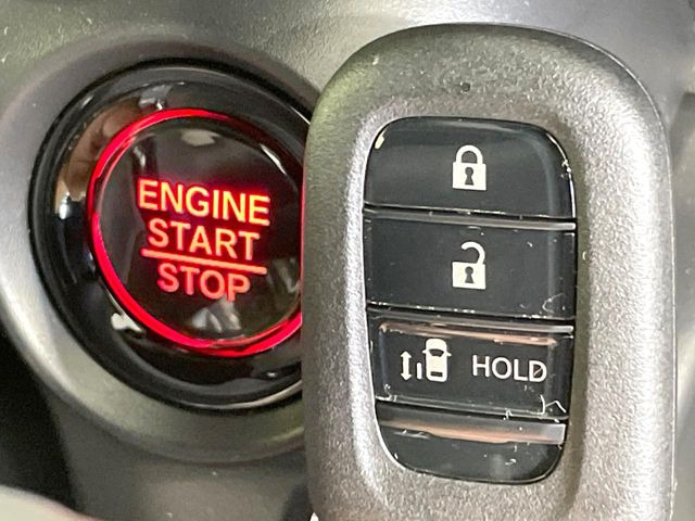 �yHonda�X�}�[�g�L�[�z�J�o����|�P�b�g�ɓ��ꂽ�܂܂ł��h�A�̎{���E�������\�ȃX�}�[�g�L�[�𑕔��B�G���W���̃I���E�I�t�����J�M�����o���K�v����������Ƃ��Ă��֗��ł���