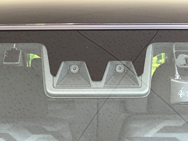 【スマートアシスト】走行中に前方の車両等を認識し、衝突しそうな時は警報とブレーキで衝突回避と被害軽減をアシスト。より安全にドライブをお楽しみいただけます。