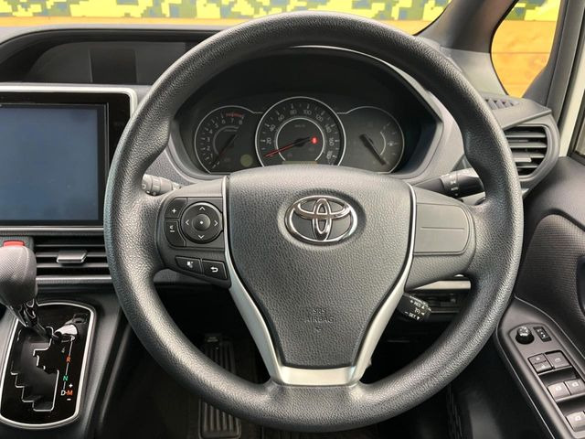 �C���e���A�ɍ��킹���f�U�C���̃X�e�A�����O�́A�^�]�������̂��Ƃ��l���A�^�]���₷���`��A�傫���ł��B�����x�A���ۂɐG���Ă��m���߂��������B