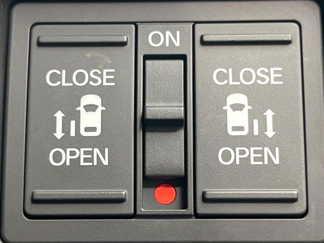 【両側パワースライドドア】スマートキーや運転席のスイッチで後席両側スライドドアの開閉が可能♪電動だから力を入れてドアを開ける必要が無く、小さなお子様でも簡単に開け閉めでき快適です♪