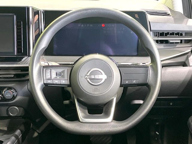 �C���e���A�ɍ��킹���f�U�C���̃X�e�A�����O�́A�^�]�������̂��Ƃ��l���A�^�]���₷���`��A�傫���ł��B�����x�A���ۂɐG���Ă��m���߂��������B