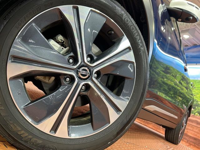 �y����17�C���`�A���~�z�C�[���z�O�ςɃ}�b�`���������A���~�z�C�[���𑕒����Ă���܂��B�e��ЊO�A���~�z�C�[����A�X�^�b�h���X�^�C�����戵�����Ă���܂��B���񂲑��k����������
