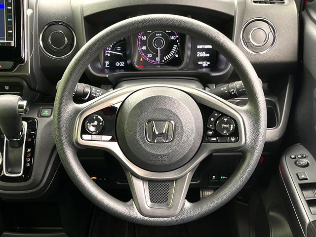 �C���e���A�ɍ��킹���f�U�C���̃X�e�A�����O�́A�^�]�������̂��Ƃ��l���A�^�]���₷���`��A�傫���ł��B�����x�A���ۂɐG���Ă��m���߂��������B