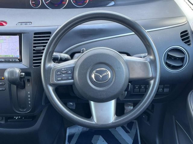 �C���e���A�ɍ��킹���f�U�C���̃X�e�A�����O�́A�^�]�������̂��Ƃ��l���A�^�]���₷���`��A�傫���ł��B�����x�A���ۂɐG���Ă��m���߂��������B