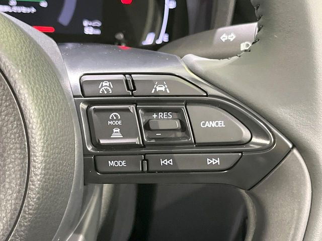 【レーダークルーズコントロール】高速道路での長距離走行が楽に!!自動で速度を保つクルーズコントロールが、衝突軽減システムと連携し、前方の車両を感知して車間を保つように速度調節してくれます!!