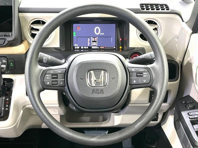 �C���e���A�ɍ��킹���f�U�C���̃X�e�A�����O�́A�^�]�������̂��Ƃ��l���A�^�]���₷���`��A�傫���ł��B�����x�A���ۂɐG���Ă��m���߂��������B