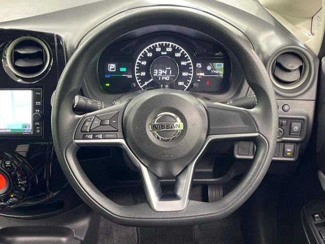 �C���e���A�ɍ��킹���f�U�C���̃X�e�A�����O�́A�^�]�������̂��Ƃ��l���A�^�]���₷���`��A�傫���ł��B�����x�A���ۂɐG���Ă��m���߂��������B
