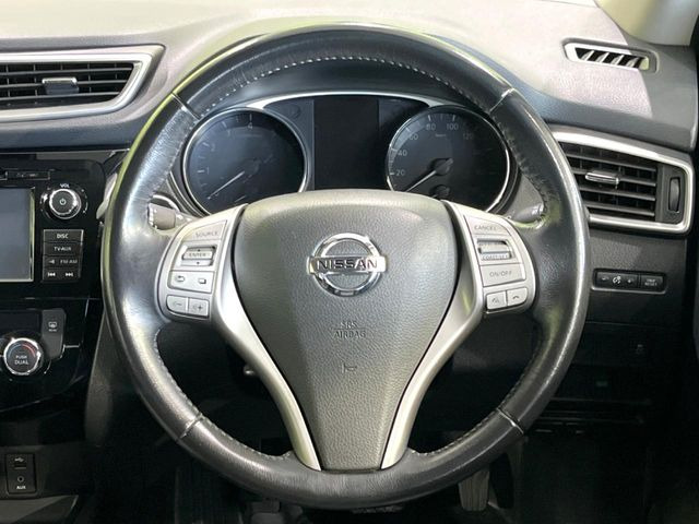 �C���e���A�ɍ��킹���f�U�C���̃X�e�A�����O�́A�^�]�������̂��Ƃ��l���A�^�]���₷���`��A�傫���ł��B�����x�A���ۂɐG���Ă��m���߂��������B