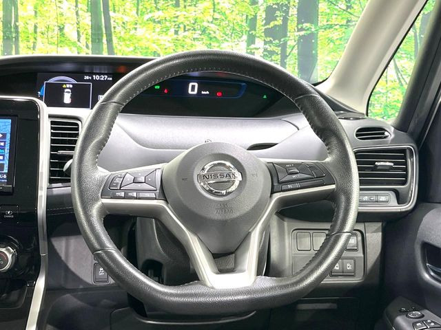 �C���e���A�ɍ��킹���f�U�C���̃X�e�A�����O�́A�^�]�������̂��Ƃ��l���A�^�]���₷���`��A�傫���ł��B�����x�A���ۂɐG���Ă��m���߂��������B