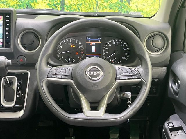 �C���e���A�ɍ��킹���f�U�C���̃X�e�A�����O�́A�^�]�������̂��Ƃ��l���A�^�]���₷���`��A�傫���ł��B�����x�A���ۂɐG���Ă��m���߂��������B