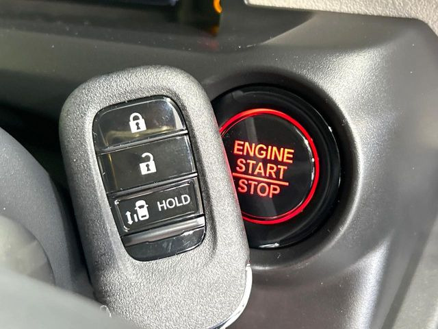 �yHonda�X�}�[�g�L�[�z�J�o����|�P�b�g�ɓ��ꂽ�܂܂ł��h�A�̎{���E�������\�ȃX�}�[�g�L�[�𑕔��B�G���W���̃I���E�I�t�����J�M�����o���K�v����������Ƃ��Ă��֗��ł���