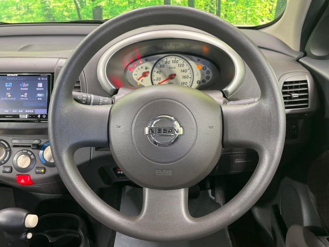 �C���e���A�ɍ��킹���f�U�C���̃X�e�A�����O�́A�^�]�������̂��Ƃ��l���A�^�]���₷���`��A�傫���ł��B�����x�A���ۂɐG���Ă��m���߂��������B