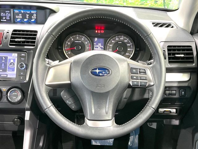 �C���e���A�ɍ��킹���f�U�C���̃X�e�A�����O�́A�^�]�������̂��Ƃ��l���A�^�]���₷���`��A�傫���ł��B�����x�A���ۂɐG���Ă��m���߂��������B