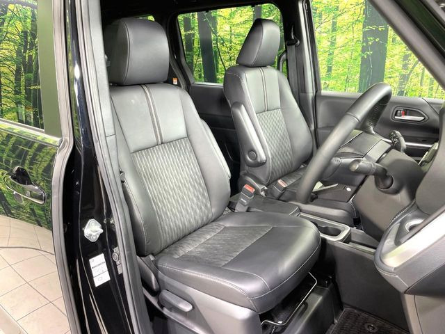運転席まわりには十分なスペースがあり、大柄な方でもゆったり運転していただける環境です。