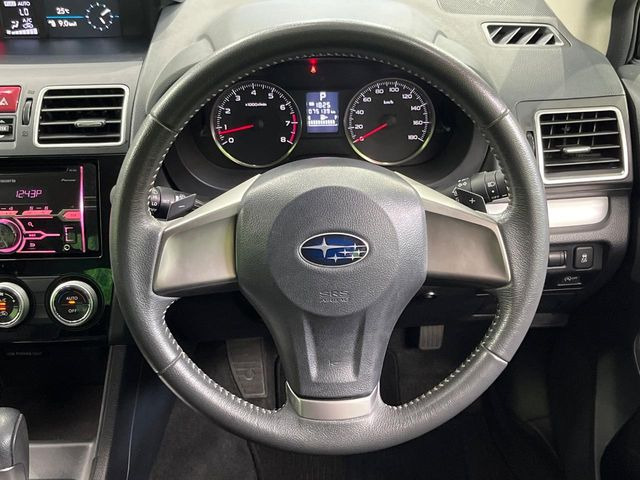 �C���e���A�ɍ��킹���f�U�C���̃X�e�A�����O�́A�^�]�������̂��Ƃ��l���A�^�]���₷���`��A�傫���ł��B�����x�A���ۂɐG���Ă��m���߂��������B