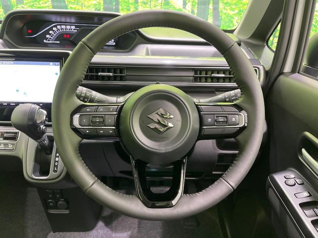 �C���e���A�ɍ��킹���f�U�C���̃X�e�A�����O�́A�^�]�������̂��Ƃ��l���A�^�]���₷���`��A�傫���ł��B�����x�A���ۂɐG���Ă��m���߂��������B