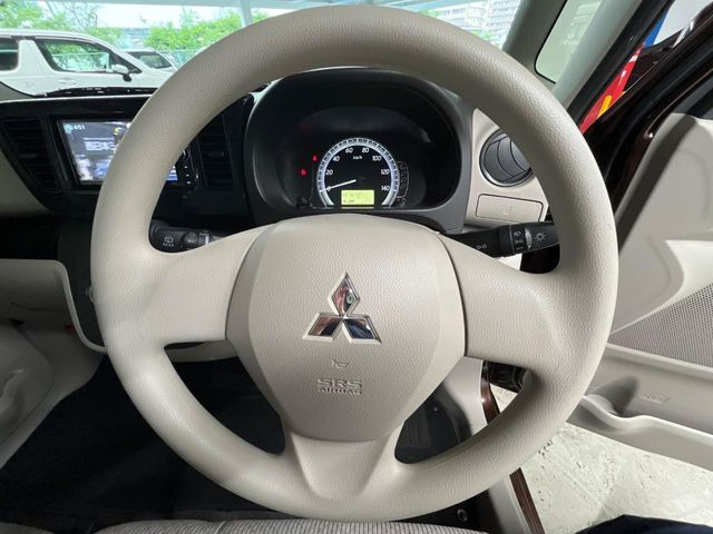 �C���e���A�ɍ��킹���f�U�C���̃X�e�A�����O�́A�^�]�������̂��Ƃ��l���A�^�]���₷���`��A�傫���ł��B�����x�A���ۂɐG���Ă��m���߂��������B