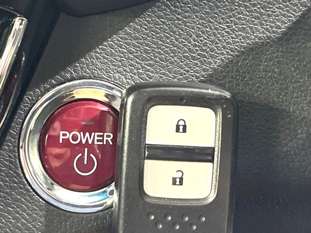 �yHonda�X�}�[�g�L�[�z�J�o����|�P�b�g�ɓ��ꂽ�܂܂ł��h�A�̎{���E�������\�ȃX�}�[�g�L�[�𑕔��B�G���W���̃I���E�I�t�����J�M�����o���K�v����������Ƃ��Ă��֗��ł���