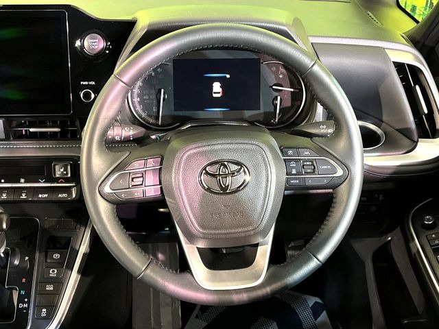 �C���e���A�ɍ��킹���f�U�C���̃X�e�A�����O�́A�^�]�������̂��Ƃ��l���A�^�]���₷���`��A�傫���ł��B�����x�A���ۂɐG���Ă��m���߂��������B