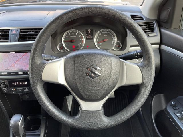�C���e���A�ɍ��킹���f�U�C���̃X�e�A�����O�́A�^�]�������̂��Ƃ��l���A�^�]���₷���`��A�傫���ł��B�����x�A���ۂɐG���Ă��m���߂��������B