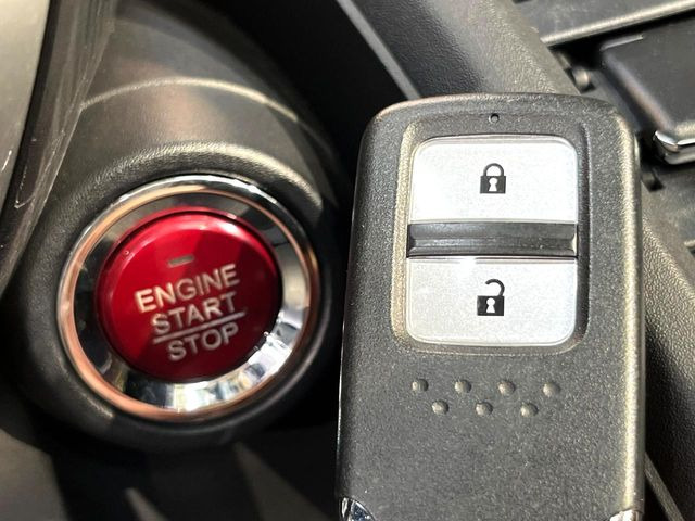 �yHonda�X�}�[�g�L�[�z�J�o����|�P�b�g�ɓ��ꂽ�܂܂ł��h�A�̎{���E�������\�ȃX�}�[�g�L�[�𑕔��B�G���W���̃I���E�I�t�����J�M�����o���K�v����������Ƃ��Ă��֗��ł���